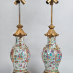Coppia di lampade in porcellana cinese e bronzo dorato