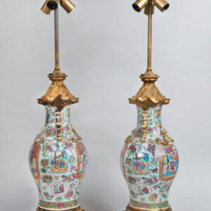 Coppia di lampade in porcellana cinese e bronzo dorato