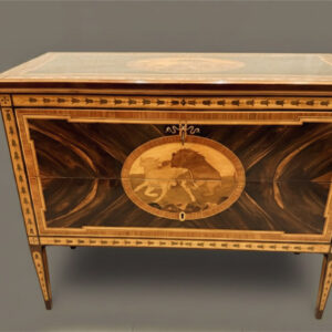 Raffinato comò in stile neoclassico