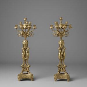 Magnifica coppia di candelabri in raffinato bronzo dorato al mercurio